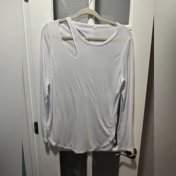 Alo Peak Cutout Long Sleeve T-Shirt in White - Picture 2 of 9